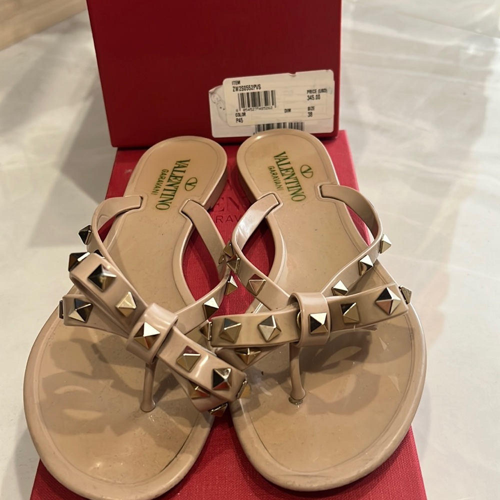 Authentic Valentino thong sandals. Near Perfect condition! Size 38